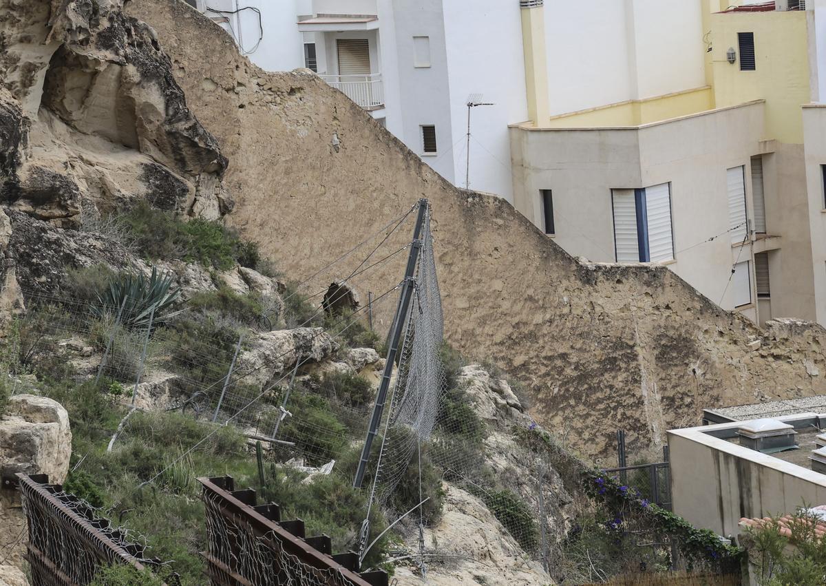 Otro punto de la ladera con vallado derribado en mal estado.