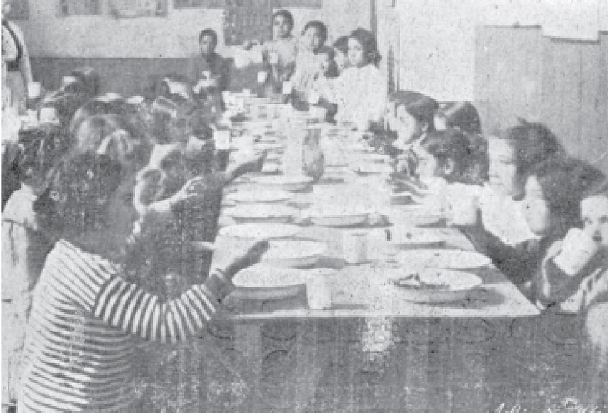 Comedor de niñas en las Escuelas García Naveira