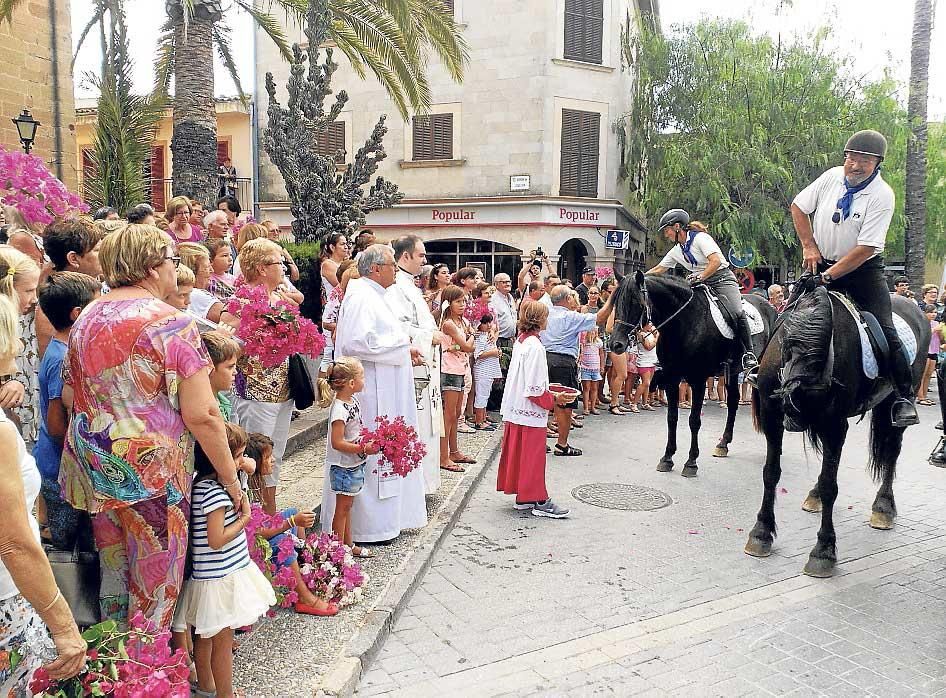 Vistosa ofrenda floral a la Mare de Déu Trobada en Sant Llorenç d’es Cardassar