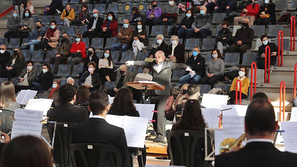 La Sociedad Unión Musical de Crevillent ofreció ayer un concierto, días antes de Navidad.  | ANTONIO AMORÓS