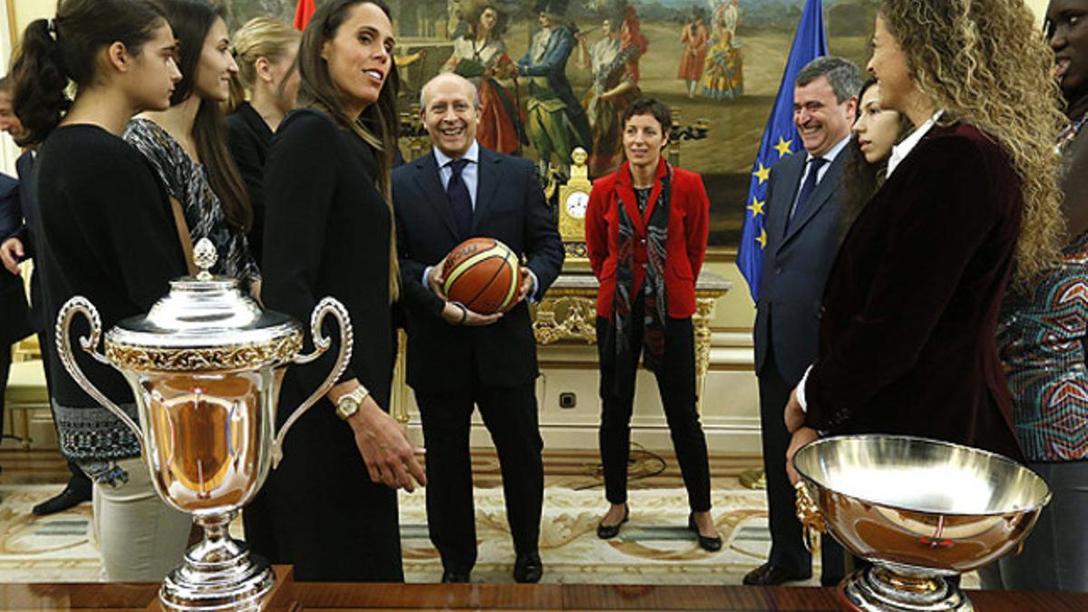 Wert (centro) y Cardenal (derecha), durante la recepción a una representación del baloncesto femenino español por sus éxitos europeos