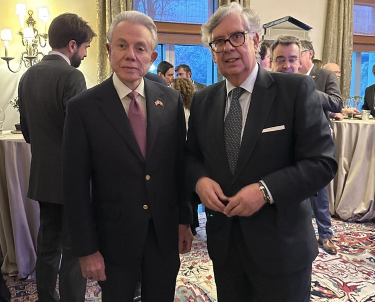 Juan Manuel Vieites con el embajador Benjamín León, Junior durante su encuentro en Madrid