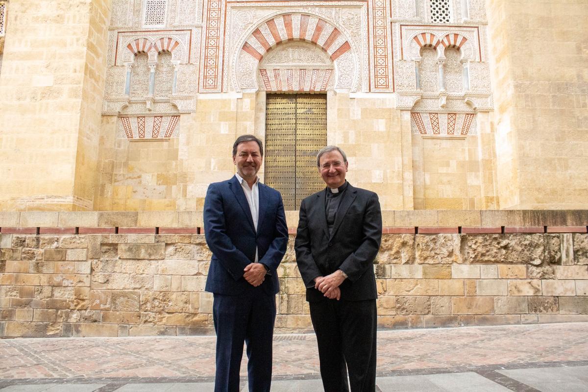Antonio Fernández Monterrubio, a la izquierda, junto a Joaquín Alberto Nieva, deán-presidente del Cabildo Catedral.