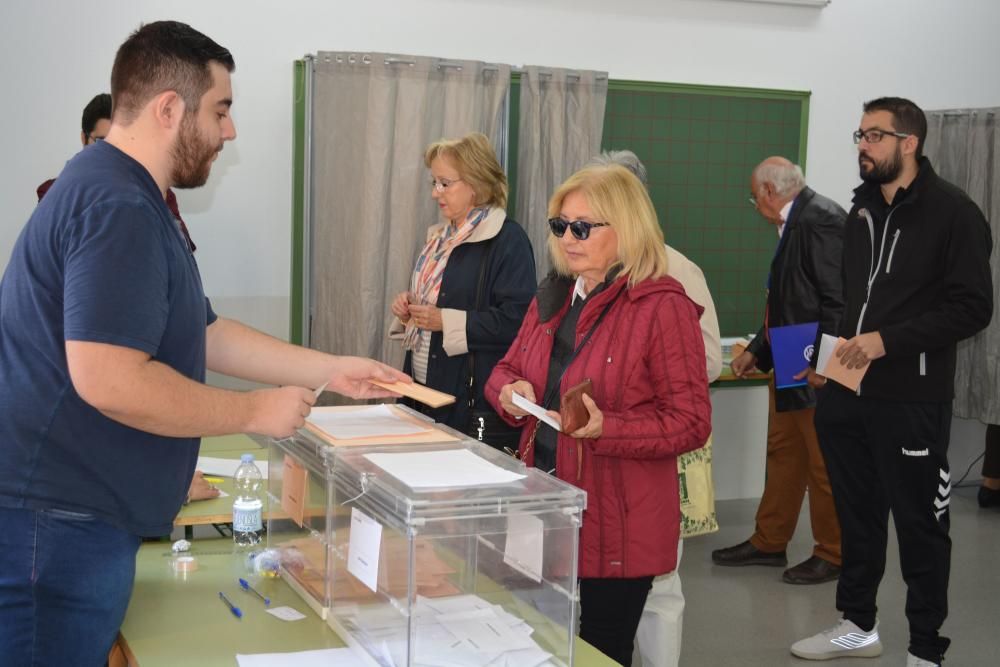 Los murcianos acuden a las urnas para votar en las