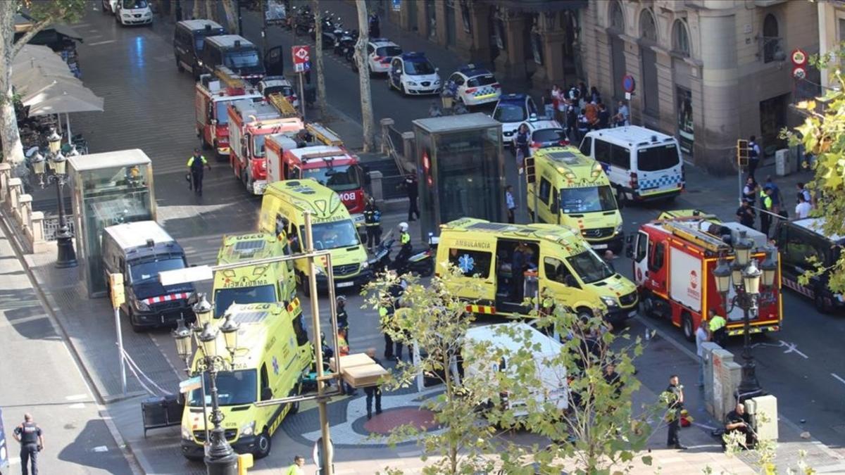 jregue39718570 una furgoneta arrolla a varias personas en la rambla de barc170904125935