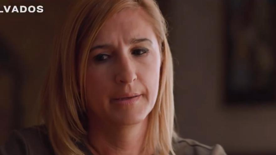 ¿Por qué Salomé Pradas miraba hacia abajo y a la derecha al contestar a Gonzo?