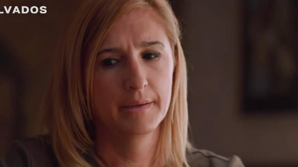 Salomé Pradas dirigió su mirada hacia abajo y la derecha en numerosas ocasiones durante la entrevista