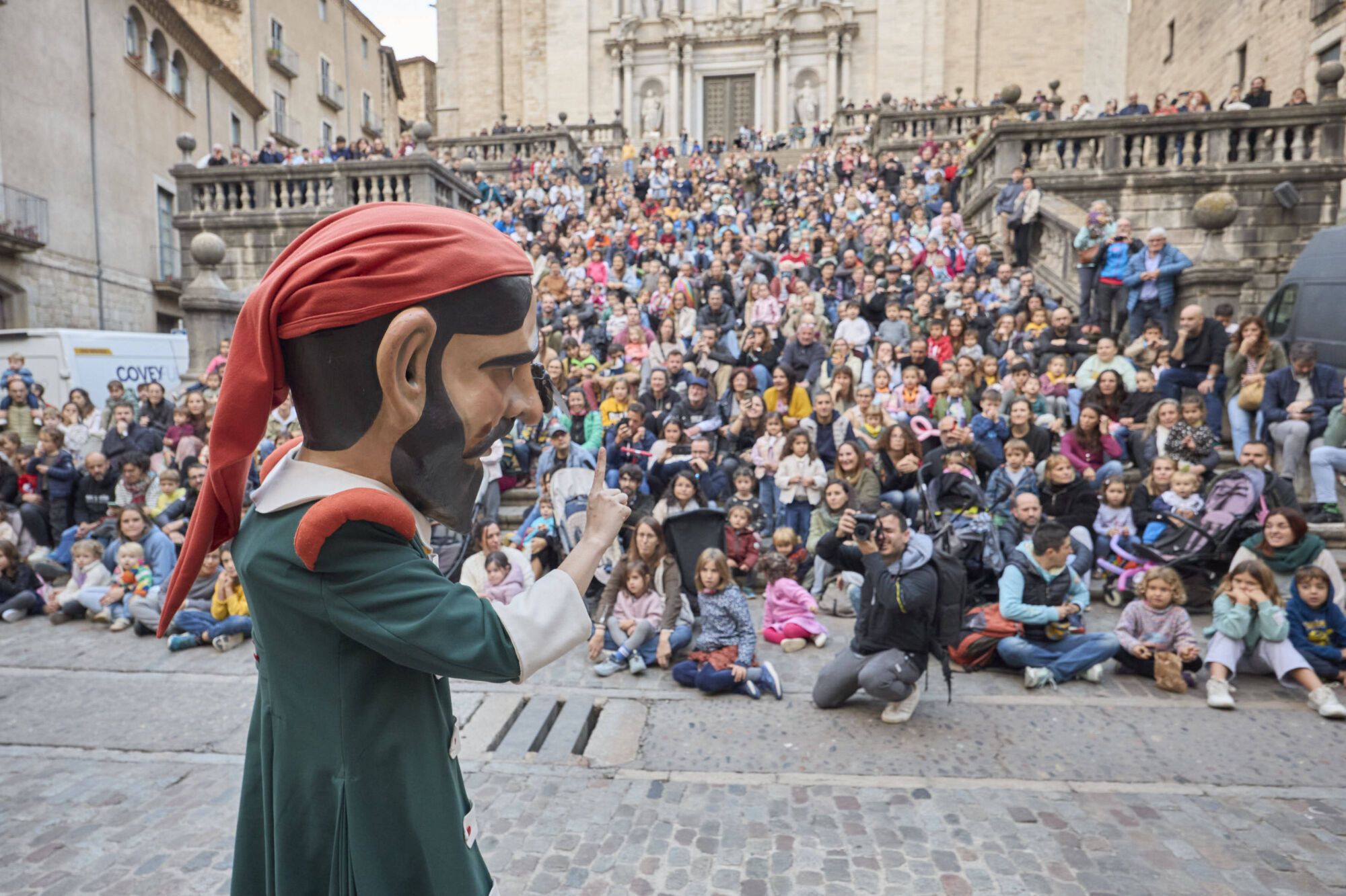 Les fotos de la passejada de capgrossos i gegants a la plaça de la catedral de Girona