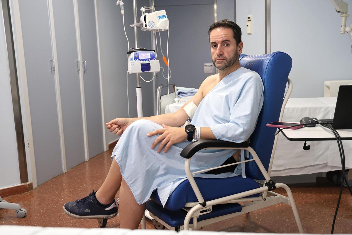 Pablo González, hace un año en el hospital después de sufrir las quemaduras internas a causa de la botella de agua.