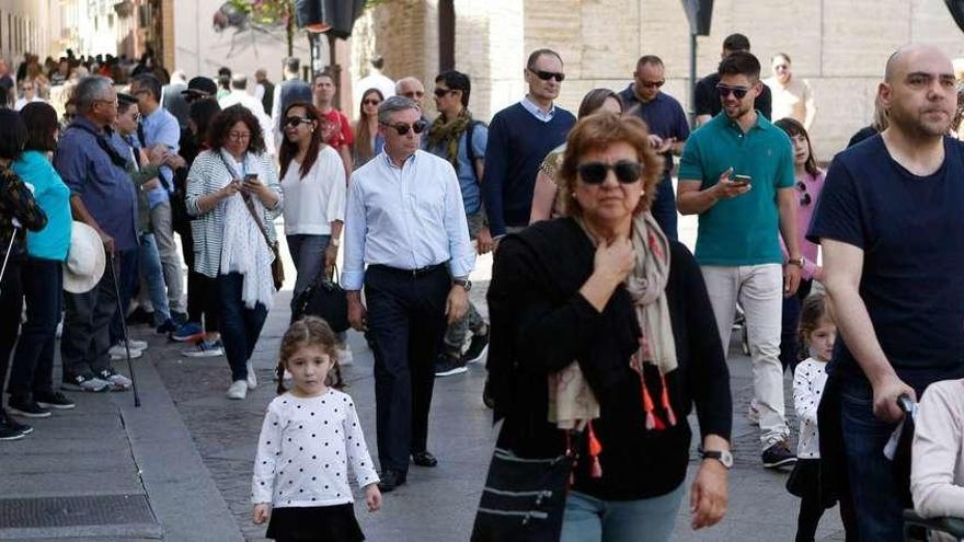 Cientos de personas abarrotan las calles del casco antiguo de la capital en la tarde de ayer.