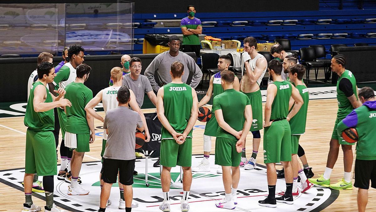 La plantilla del Unicaja en un entrenamiento