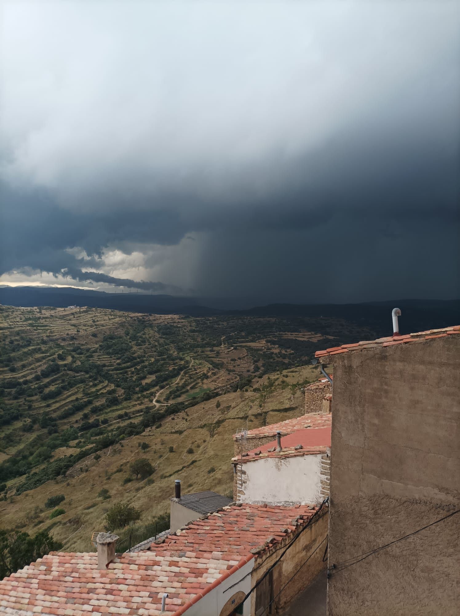 Imagen de Castellfort que habla por sí sola. La amenaza viene desde el aire.