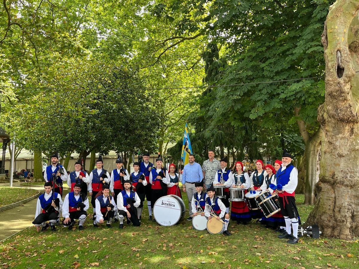 La banda al completo, con Adrián Barbón