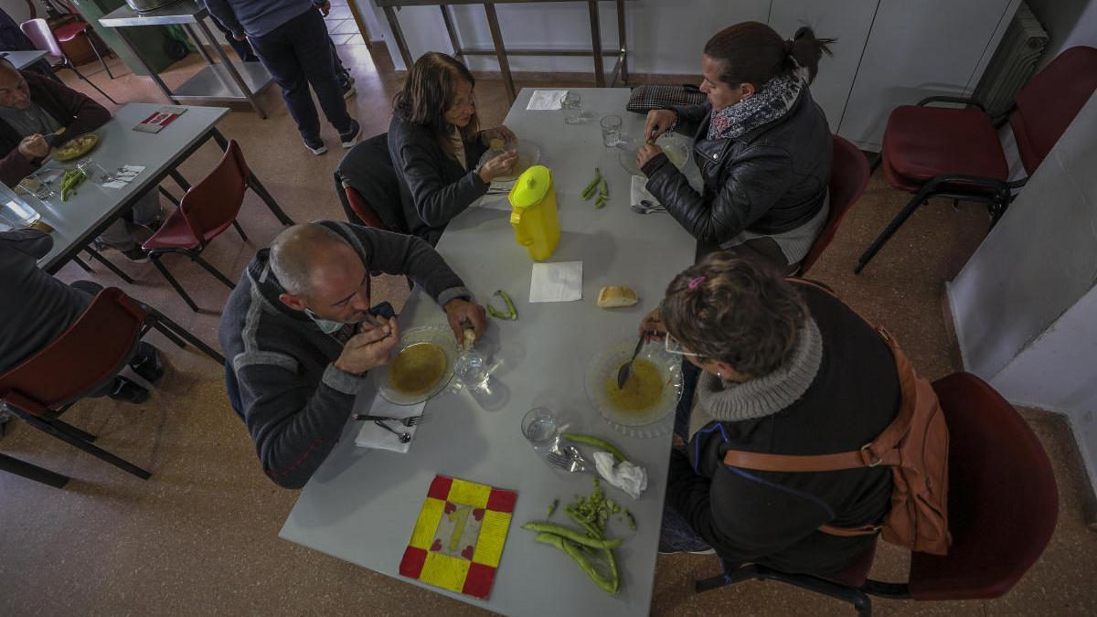 Ayuda de Cáritas a los sin techo en Elche