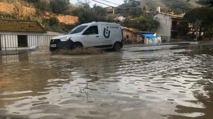 Se desborda el río Campanillas e inunda la barriada de Málaga