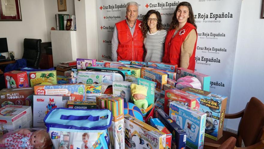 Cruz Roja recibe 150 juguetes de las Juventudes Socialistas de Ibiza