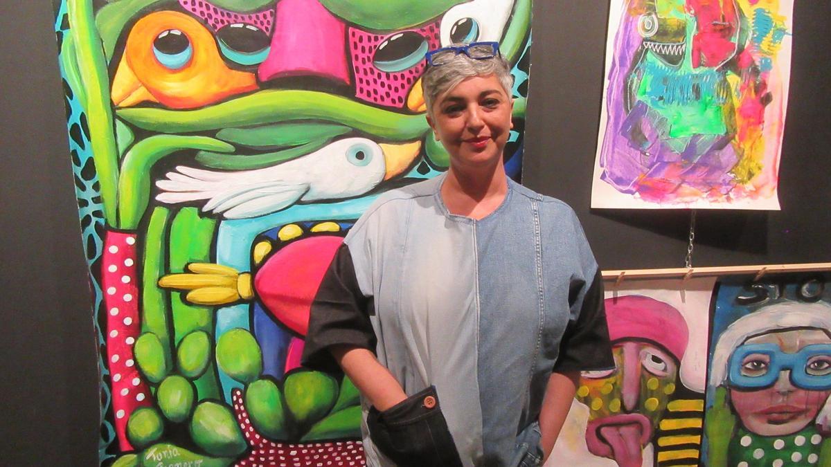 Tania Romero en una exposición de sus pinturas en Cangas de Onís.
