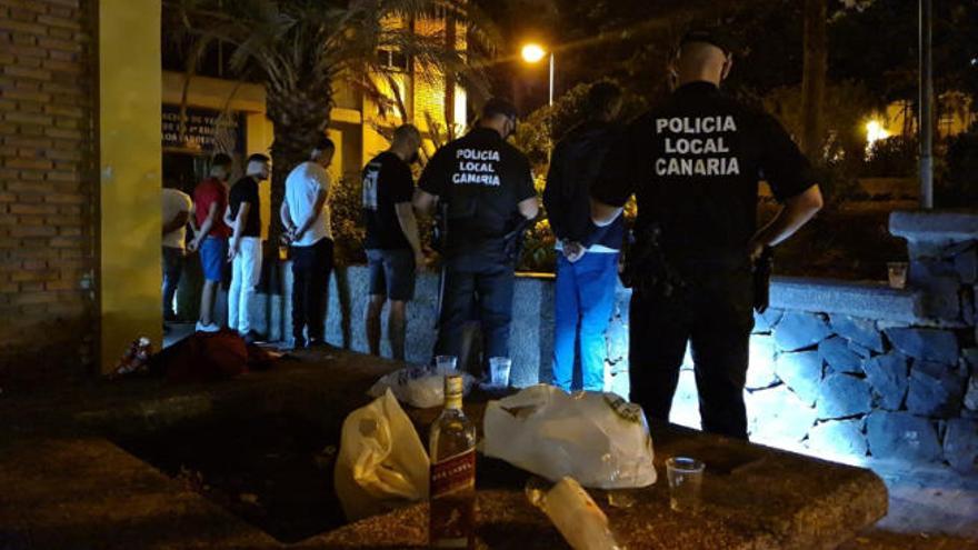 Un grupo de personas sorprendidas haciendo botellón por la Policía Local en Santa Cruz de Tenerife.