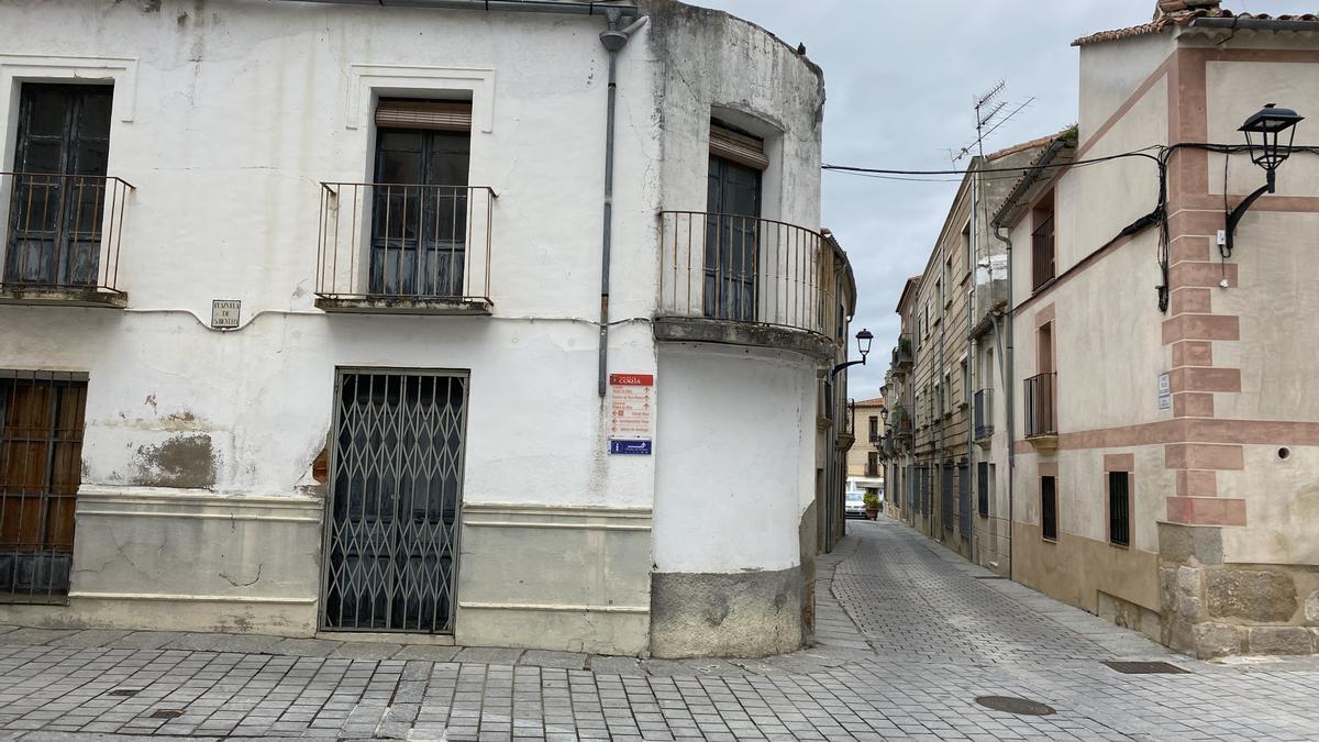 Plaza de San Benito y calle de las Hilanderas, en el casco histórico de Coria.