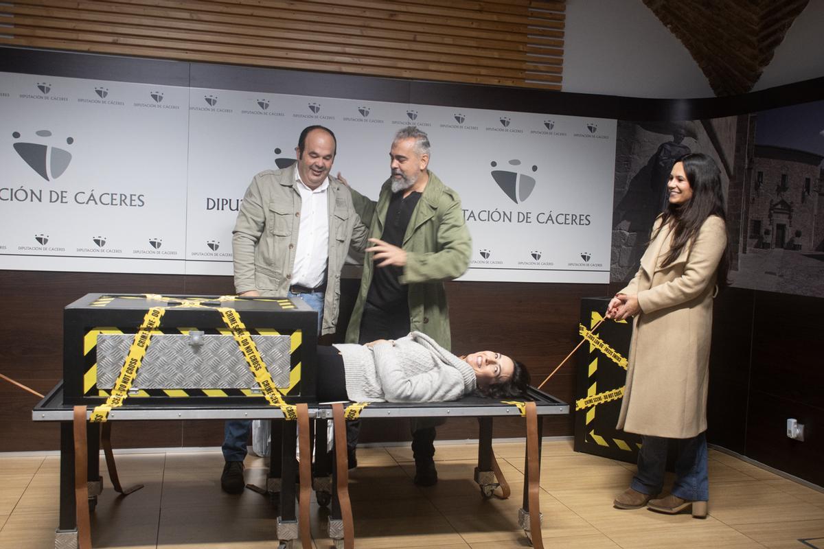 El mago Víctor Cerro realiza un truco de magia en la presentación.