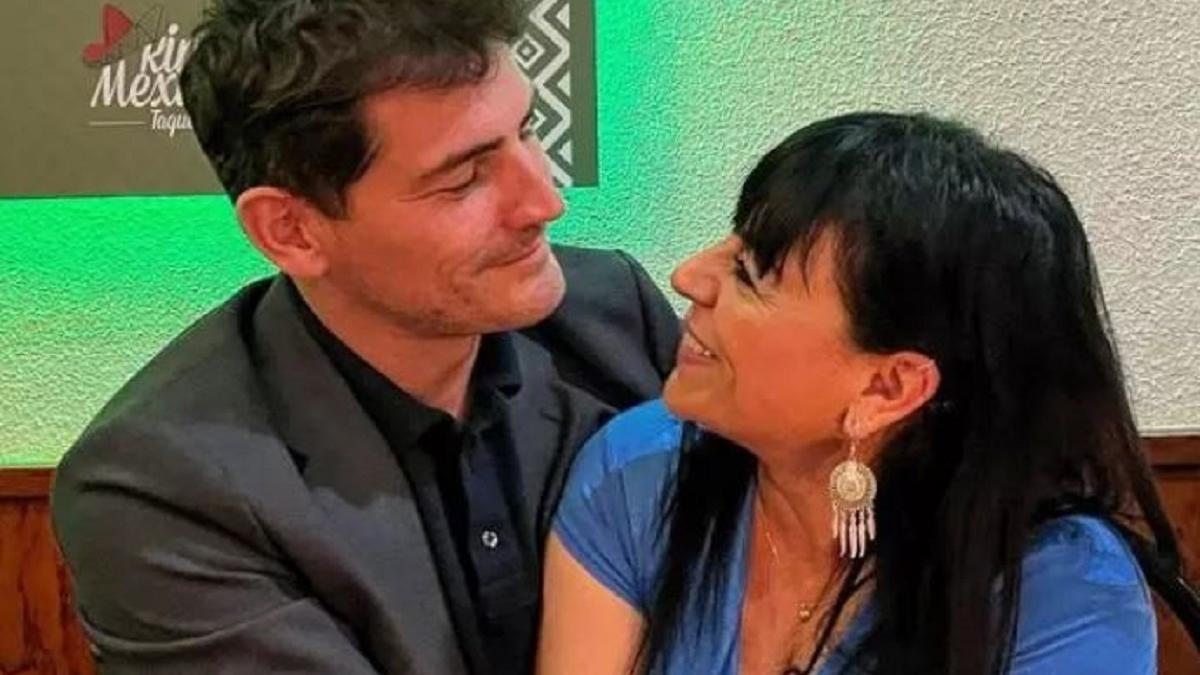 Iker Casillas posa junto a una mujer en actitud cariñosa y sube la foto a su perfil de redes sociales