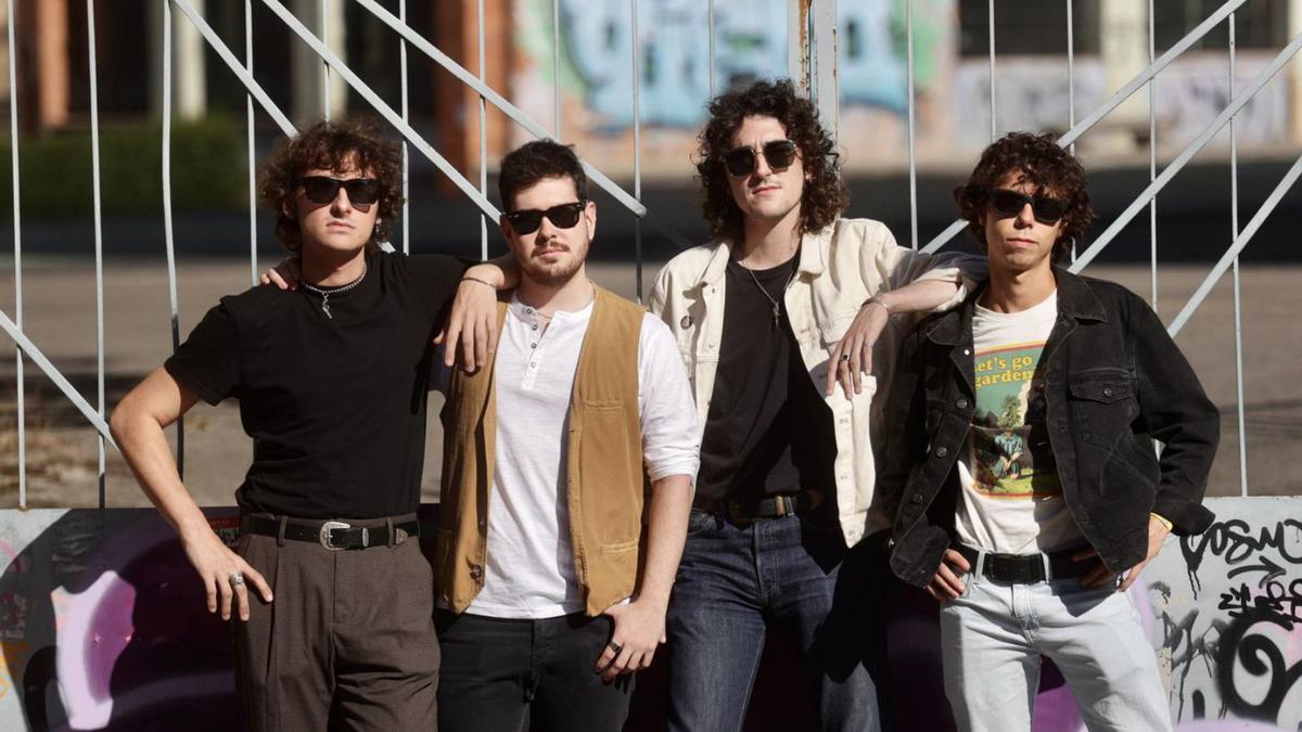 Los integrantes de «Querida Margot»: por la izquierda, Carlos Fuente, Miguel Rodríguez, Nacho Fuente y Yago García, ante el Instituto Alfonso II.