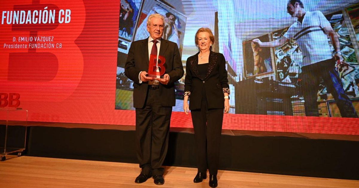 El presidente de Fundación CB, Emilio Vázquez, junto a la vicepresidenta de Prensa Ibérica, Arantza Sarasola.