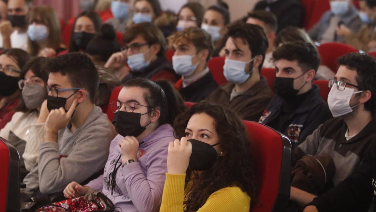 Estudiantes de ciclos formativos asisten a las ponencias impartidas por profesionales del mundo empresarial