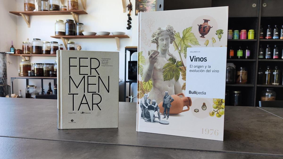 Los libros 'Fermentar' y 'El origen y la evolución del vino'.