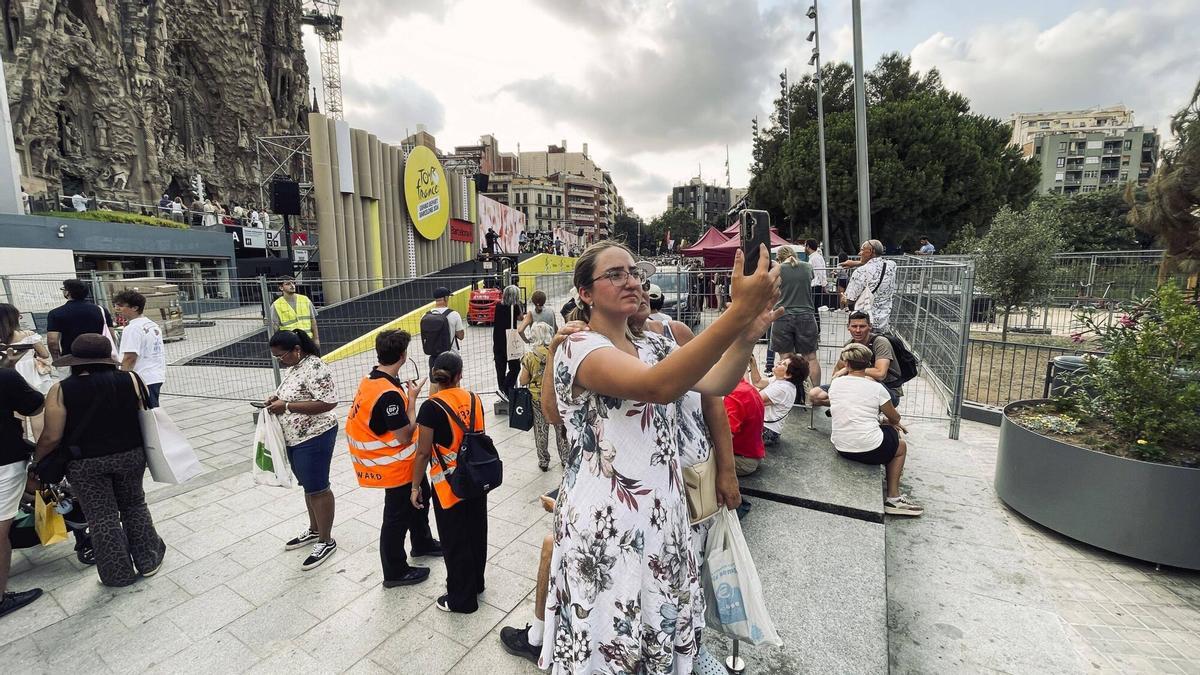 Una mujer toma una fotografía en los alrededores de la Sagrada Familia, este miércoles.