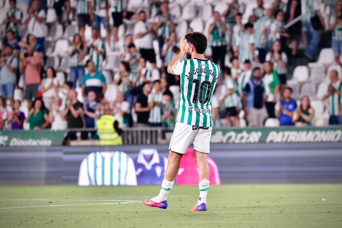 Jacobo se despide de la grada de El Arcángel tras cerrar la temporada ante el Huesca.