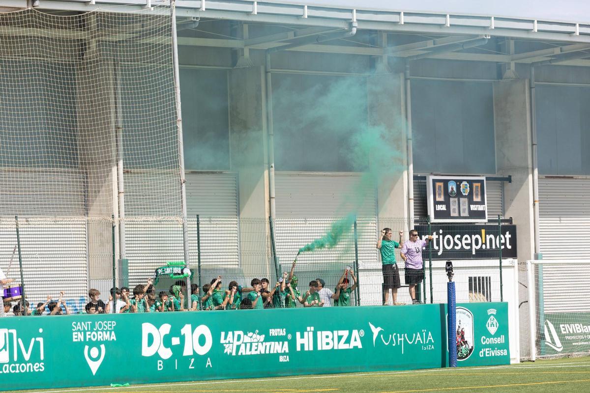 Mira todas las imágenes del triunfo del PE Sant Jordi para ascender a Tercera RFEF
