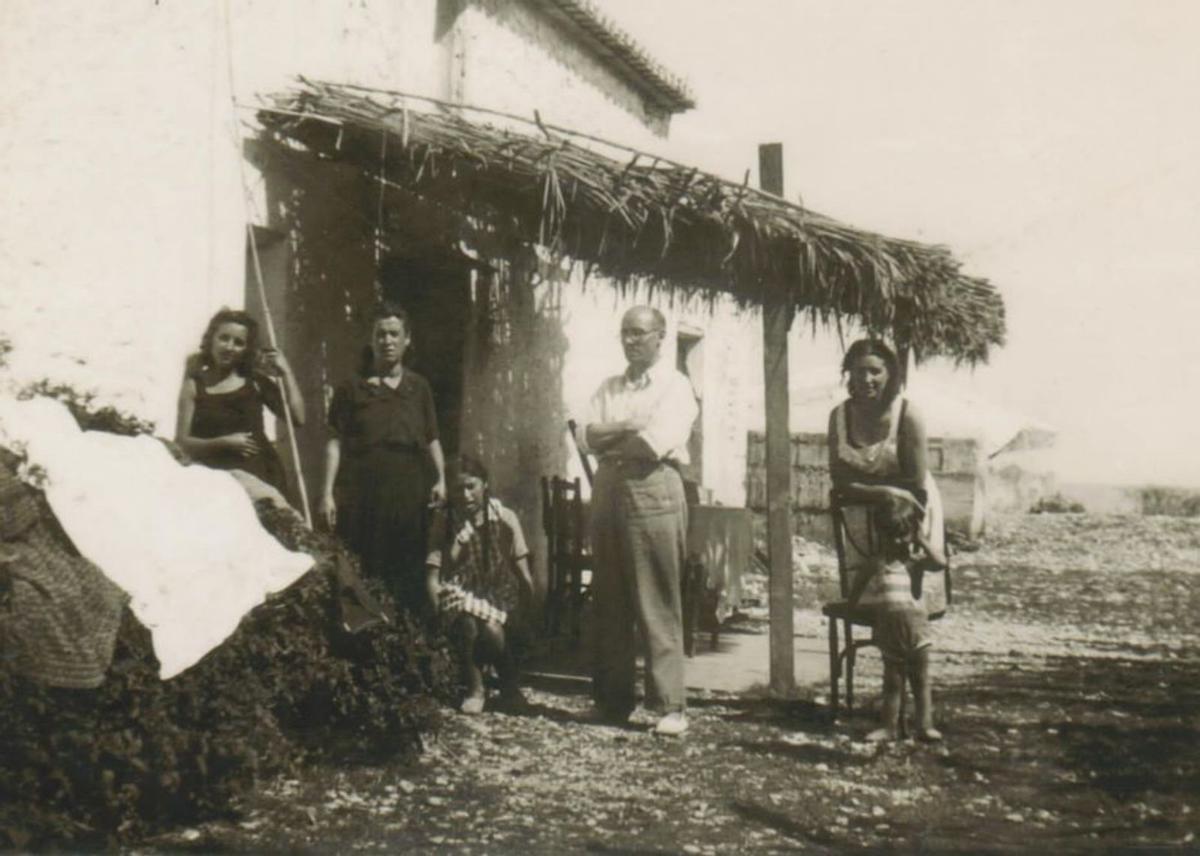 La familia bajo el sombrajo de la humilde casita de playa. | FAMILA ESPÍ BLANES