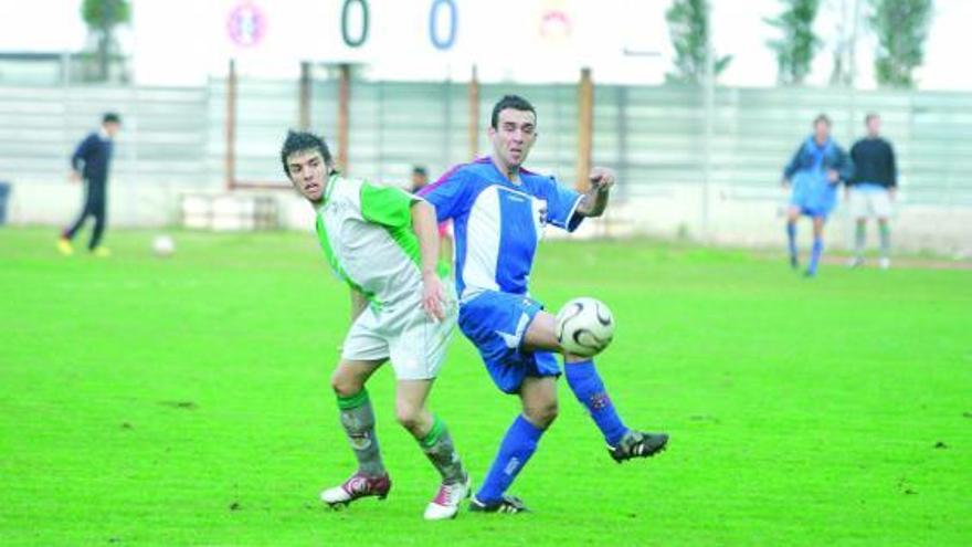 Pablo López lucha con el langreano Titi por un balón en el Suárez Puerta.