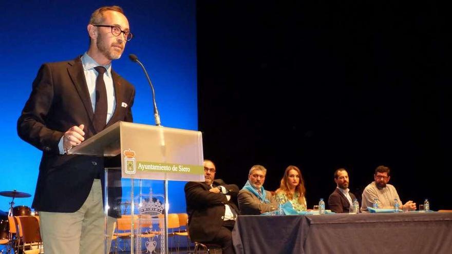 Antonio Blanco, ayer, pronunciando el pregón del Carmen y Carmín en el auditorio de la Pola.