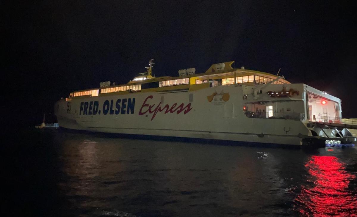 Fred. Olsen Express contribuye a la preservacióbn de la pardela cenicienta en Canarias.