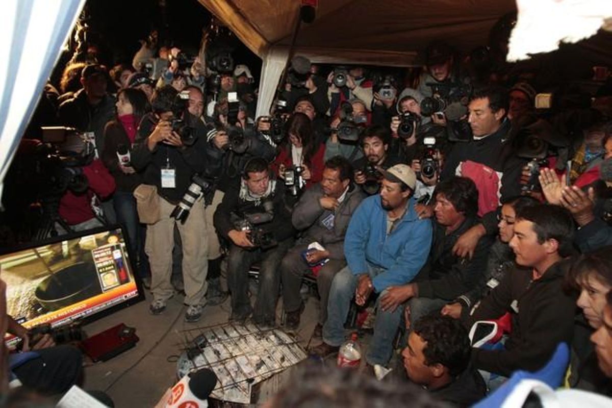 Familiars dels miners i periodistes veuen el rescat de Florencio Ávalos, el primer dels 33 miners atrapats a la mina San José, a Copiapó.