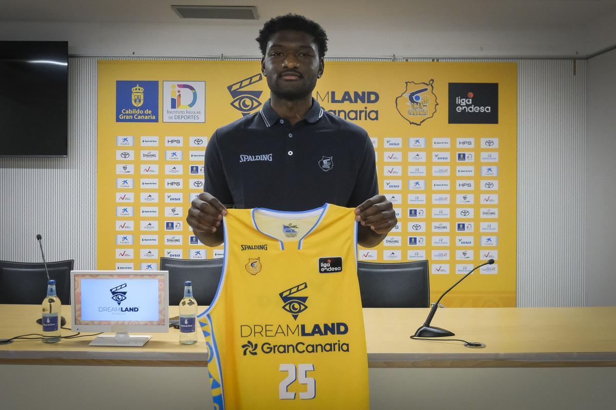 Presentación de Chimezie Metu, nuevo fichaje del Granca Presentación de Chimezie Metu, nuevo fichaje del Granca