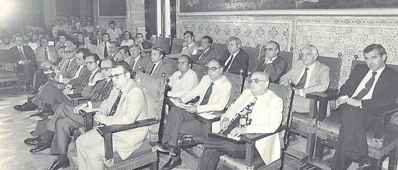 Manuel Broseta (segon per la detra en la fila central), en una reunió del Plenari de Parlamentaris en juny de 1979