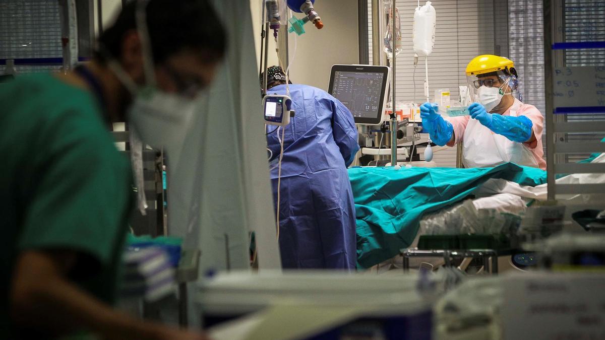 Varios sanitarios trabajan en la Unidad de Cuidados Intensivos de un hospital.