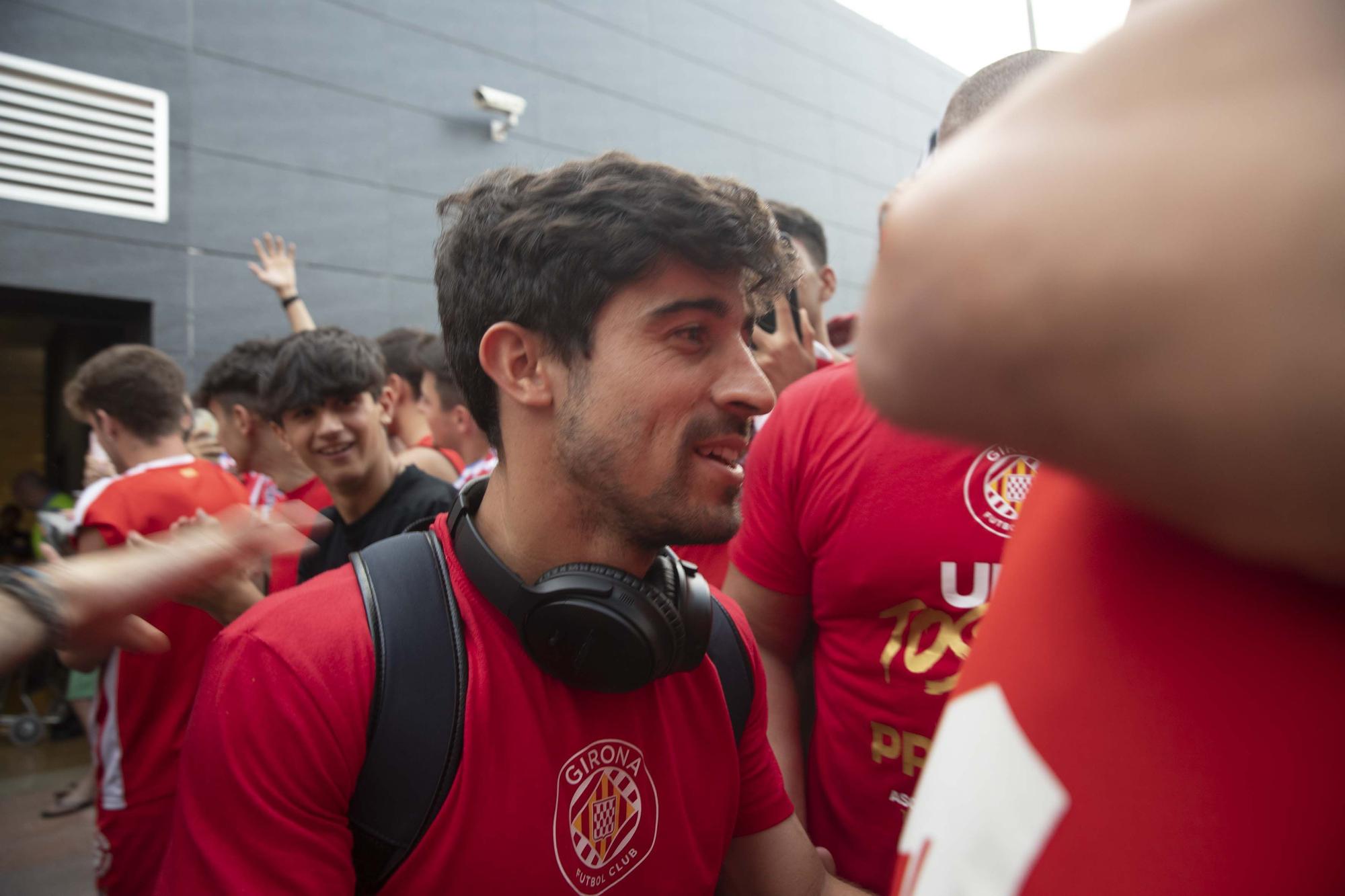 Els aficionats reben al Girona a l'aeroport