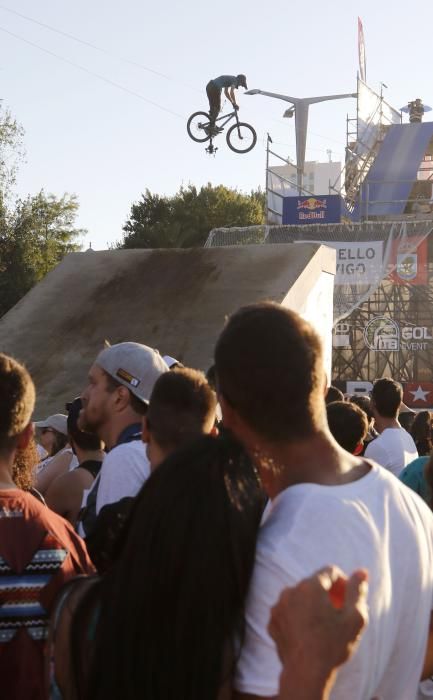 Miles de personas disfrutan en el Náutico de Vigo de las numerosas pruebas de deporte urbano que se disputan en O Marisquiño.