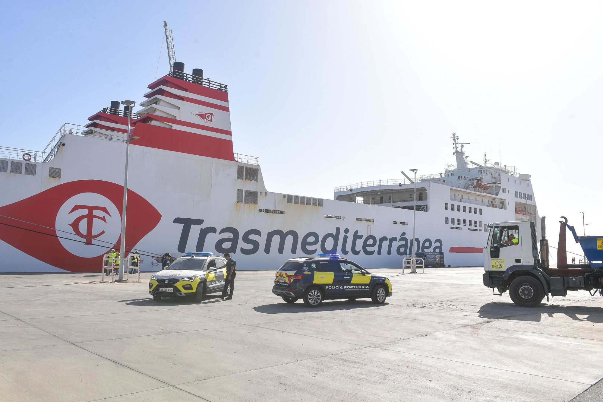 Un barco de Naviera Armas-Trasmediterránea impacta contra un muelle en el Puerto de Las Palmas