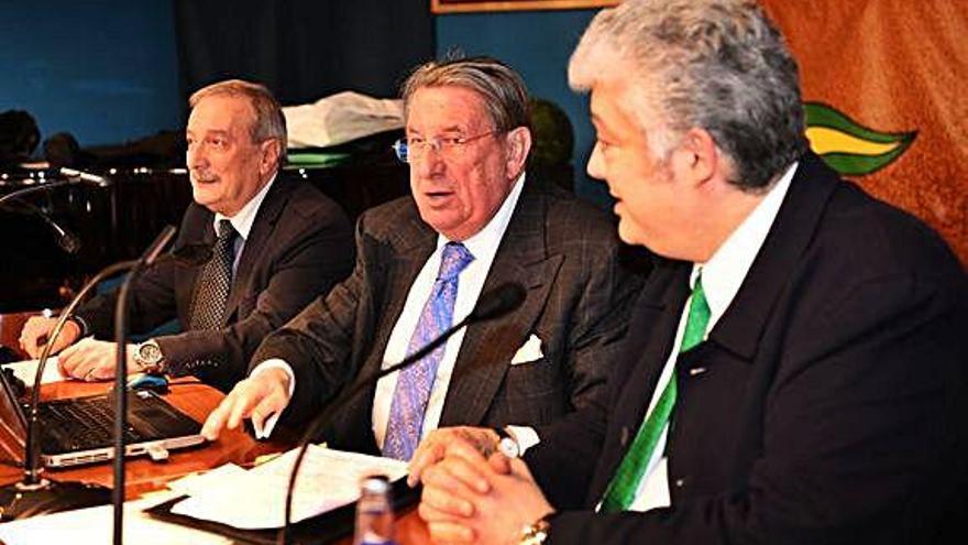 Francisco Vázquez, entre Ramón García y Manuel Arenas.