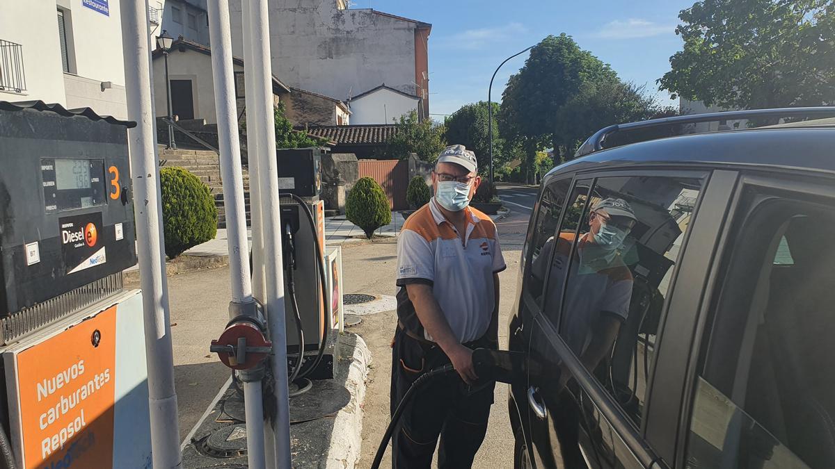 José María Portera en la gasolinera de Baños de Montemayor.