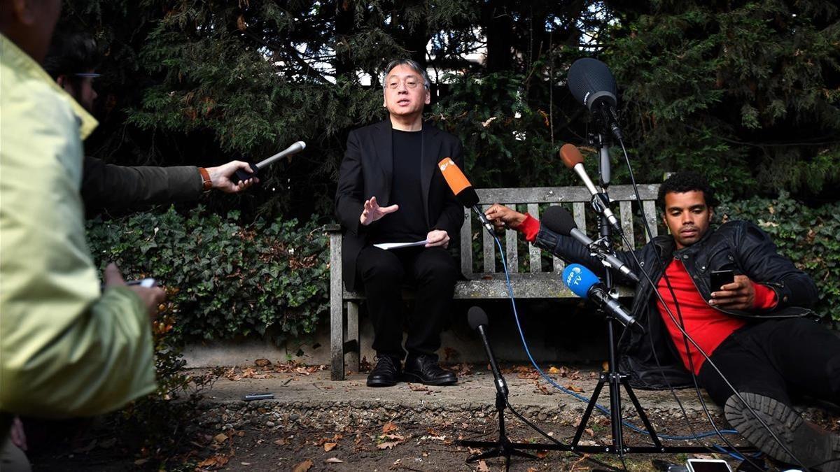 Kazuo Ishiguro, durante la rueda de prensa en la sede de su editorial en Londres, Faber and Faber.