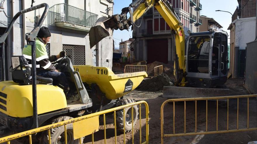 Treballs ahir a la zona menys avançada de les obres, a la cruïlla amb el carrer Barcelona | GUILLEM CAMPS