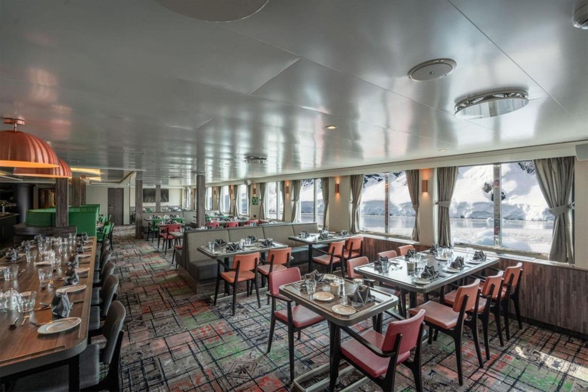 Esta imagen sin fecha y sin ubicación publicada el 4 de mayo de 2026 por Oceanwide Expeditions muestra un comedor dentro de un barco Oceanwide Expeditions. Esta imagen sin fecha y sin ubicación publicada el 4 de mayo de 2026 por Oceanwide Expeditions muestra un comedor dentro de un barco Oceanwide Expeditions.