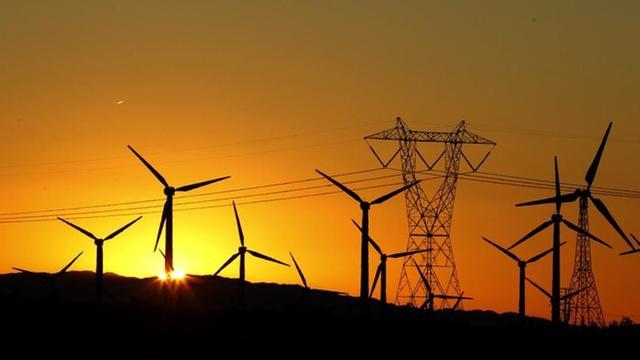 Torre eléctrica y molinos de energía eólica.