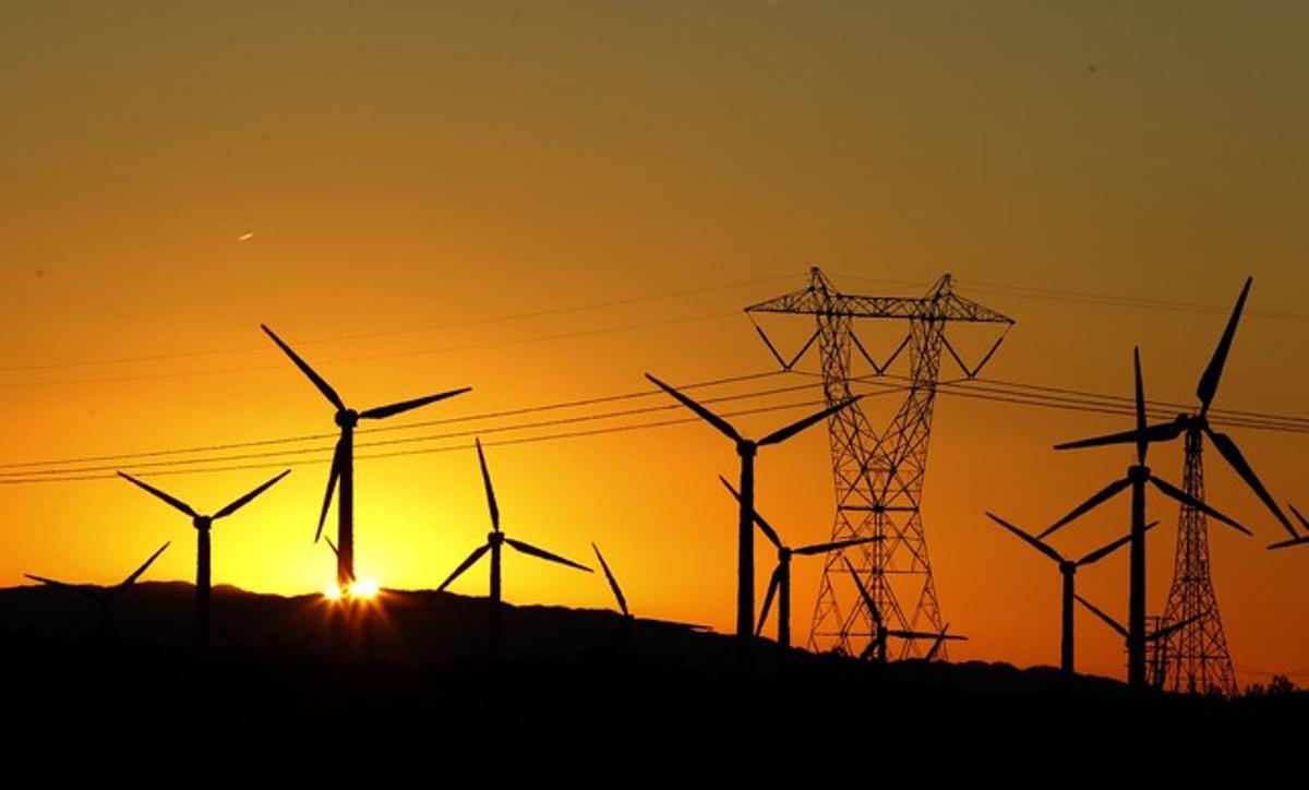 Torre elèctrica i molins d’energia eòlica.